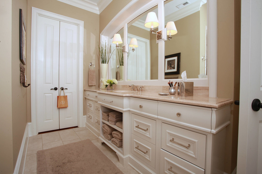 Inredning av ett klassiskt mellanstort en-suite badrum, med släta luckor, skåp i mörkt trä, flerfärgad kakel, mosaik, beige väggar, marmorgolv, ett undermonterad handfat och granitbänkskiva