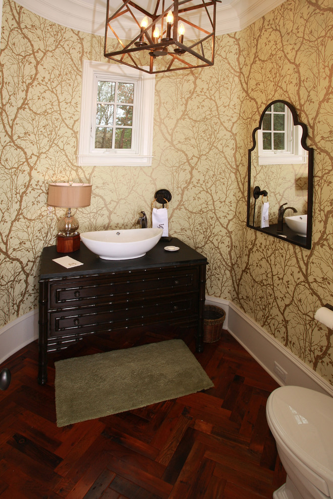 Foto di una stanza da bagno padronale classica di medie dimensioni con ante lisce, ante in legno bruno, piastrelle multicolore, piastrelle a mosaico, pareti beige, pavimento in marmo, lavabo sottopiano e top in granito
