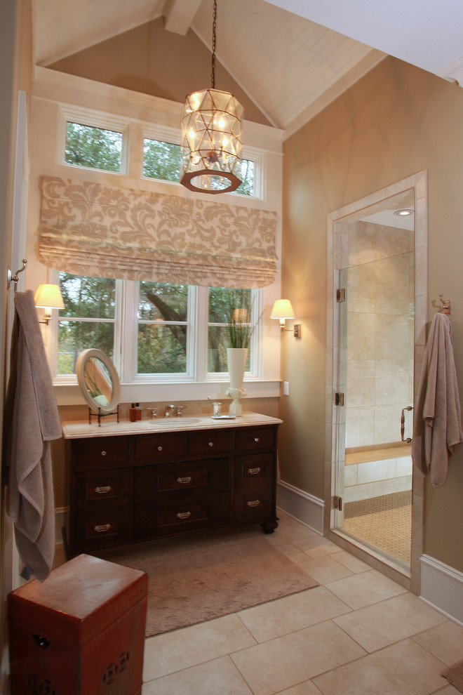 На фото: главная ванная комната среднего размера в классическом стиле с плоскими фасадами, темными деревянными фасадами, разноцветной плиткой, плиткой мозаикой, бежевыми стенами, мраморным полом, врезной раковиной и столешницей из гранита с