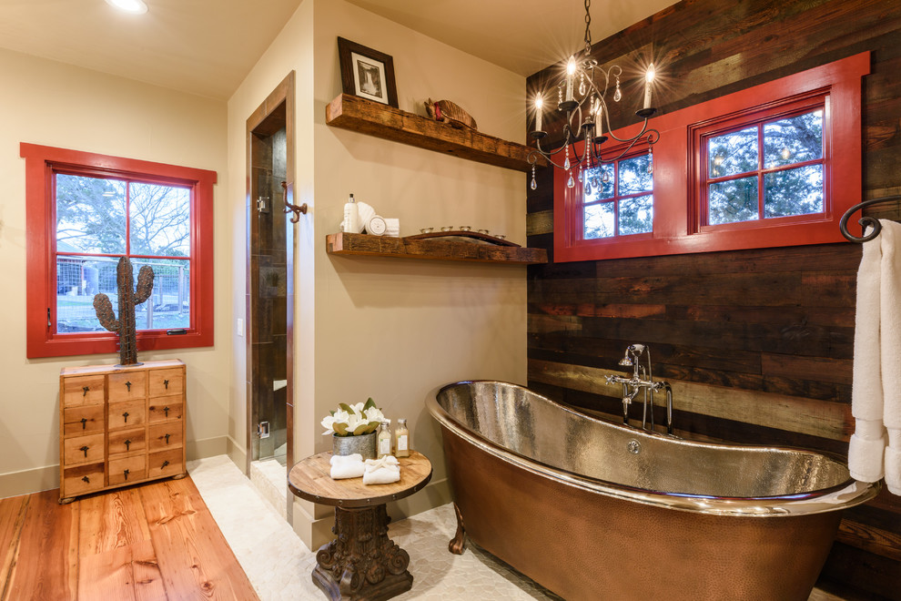 Пример оригинального дизайна: главная ванная комната в деревянном доме в стиле рустика с ванной на ножках, коричневыми стенами, паркетным полом среднего тона и душем с распашными дверями