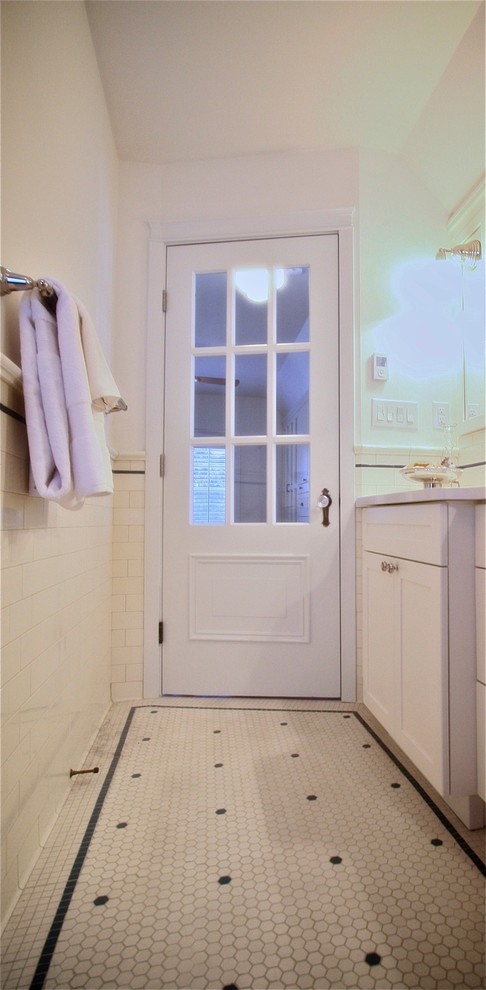 Idee per una stanza da bagno stile americano di medie dimensioni con lavabo sottopiano, ante in stile shaker, ante bianche, top in quarzo composito, piastrelle bianche, piastrelle diamantate, pareti bianche e pavimento con piastrelle in ceramica