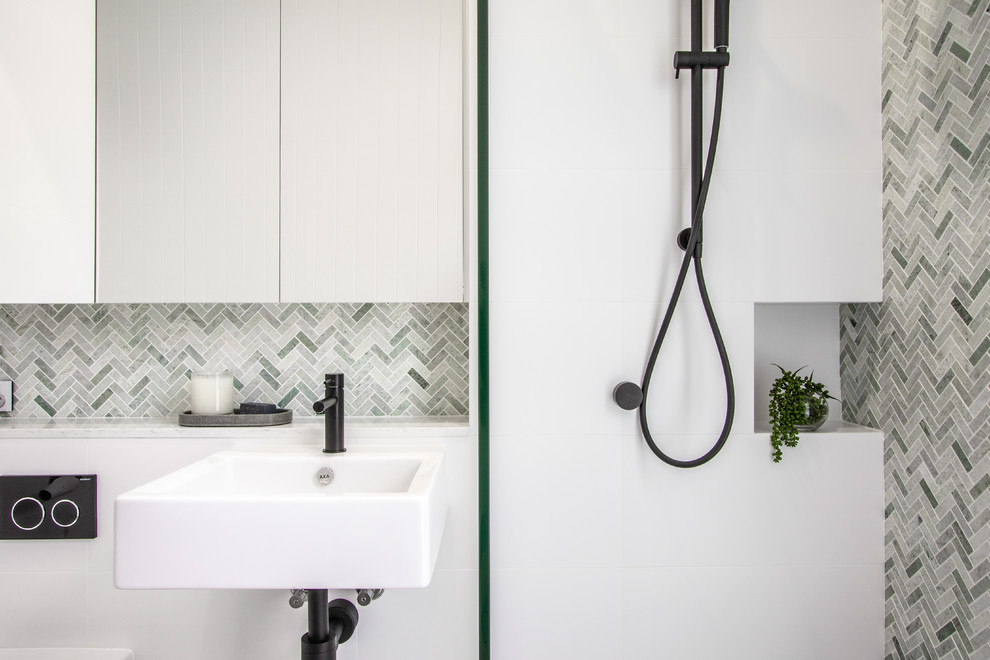 Cette image montre une salle de bain principale design avec une douche ouverte, un carrelage vert, du carrelage en marbre, un mur blanc, un sol en carrelage de céramique et un lavabo suspendu.