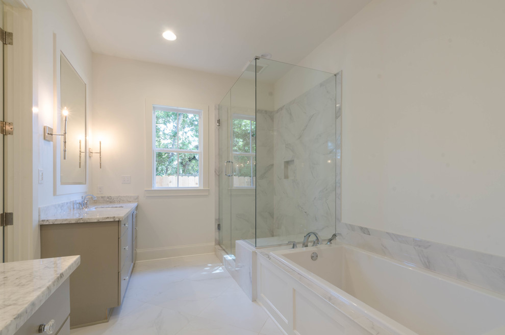 Exempel på ett mellanstort klassiskt en-suite badrum, med släta luckor, grå skåp, ett platsbyggt badkar, en öppen dusch, en toalettstol med separat cisternkåpa, vit kakel, cementkakel, grå väggar, mörkt trägolv, ett undermonterad handfat och granitbänkskiva