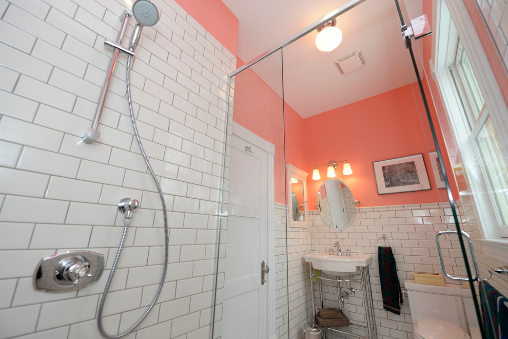 トロントにある低価格のトラディショナルスタイルのおしゃれな浴室 (ペデスタルシンク、白いタイル) の写真