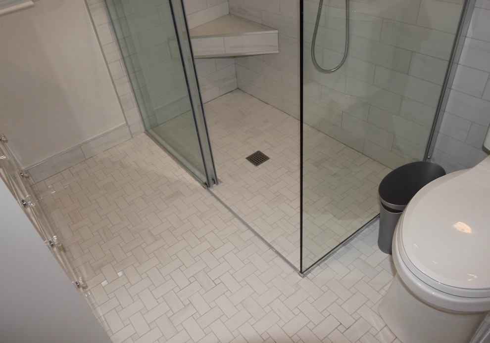 Idéer för mellanstora amerikanska vitt badrum, med vita skåp, en hörndusch, vit kakel, vita väggar, bänkskiva i kvarts, vitt golv och dusch med gångjärnsdörr