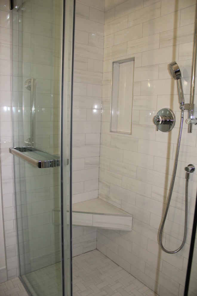 Inspiration för små amerikanska en-suite badrum, med luckor med infälld panel, en hörndusch, dusch med skjutdörr, vit kakel, porslinskakel, klinkergolv i porslin och vitt golv
