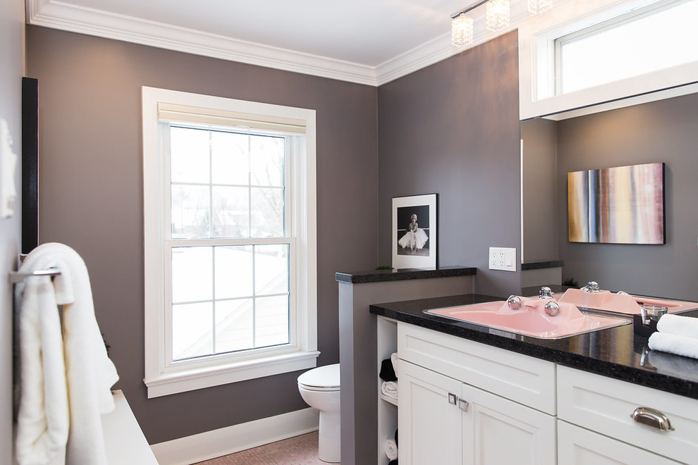 Retro Badezimmer mit Schrankfronten im Shaker-Stil, weißen Schränken, rosa Fliesen, grauer Wandfarbe, Keramikboden und Granit-Waschbecken/Waschtisch in Toronto
