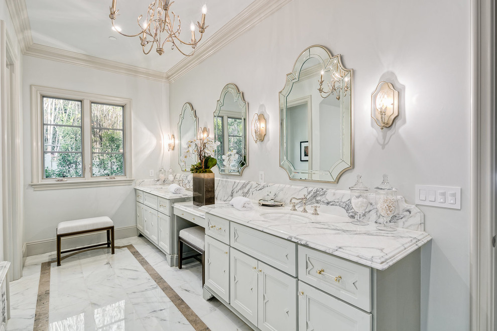 На фото: ванная комната в классическом стиле с фасадами с утопленной филенкой, серыми фасадами, белыми стенами, врезной раковиной, белым полом и белой столешницей с