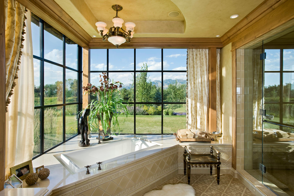 Modelo de cuarto de baño rectangular rústico con bañera encastrada, ducha empotrada y baldosas y/o azulejos beige
