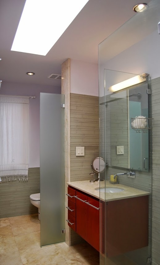 Diseño de cuarto de baño contemporáneo con suelo de mármol y lavabo bajoencimera