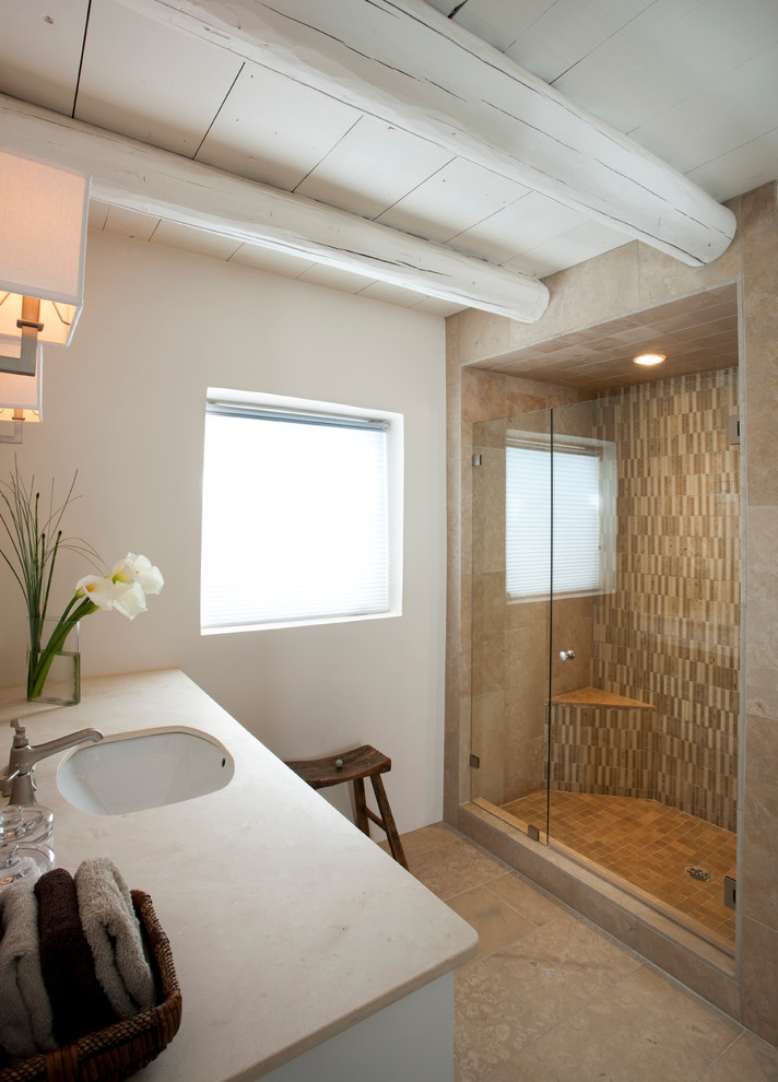 Идея дизайна: маленькая ванная комната в стиле неоклассика (современная классика) с накладной раковиной, столешницей из гранита, угловым душем, унитазом-моноблоком, бежевой плиткой, каменной плиткой, белыми стенами, полом из известняка и душевой кабиной для на участке и в саду