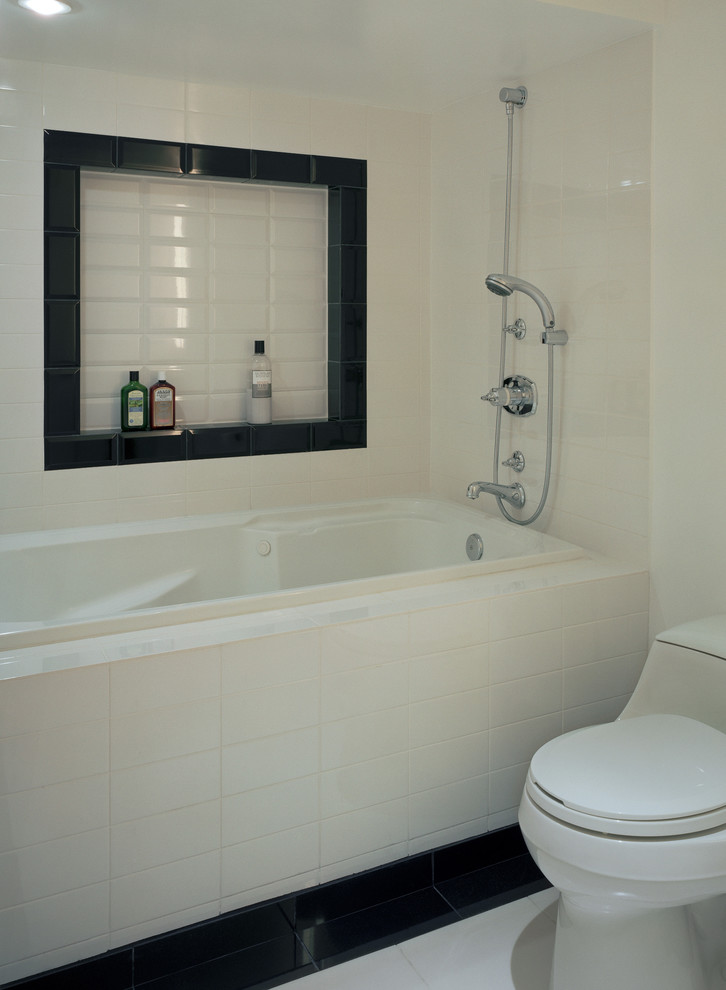 Réalisation d'une salle d'eau minimaliste de taille moyenne avec une baignoire en alcôve, un carrelage noir et blanc, des carreaux de céramique, un mur blanc, un sol en carrelage de céramique et un sol multicolore.