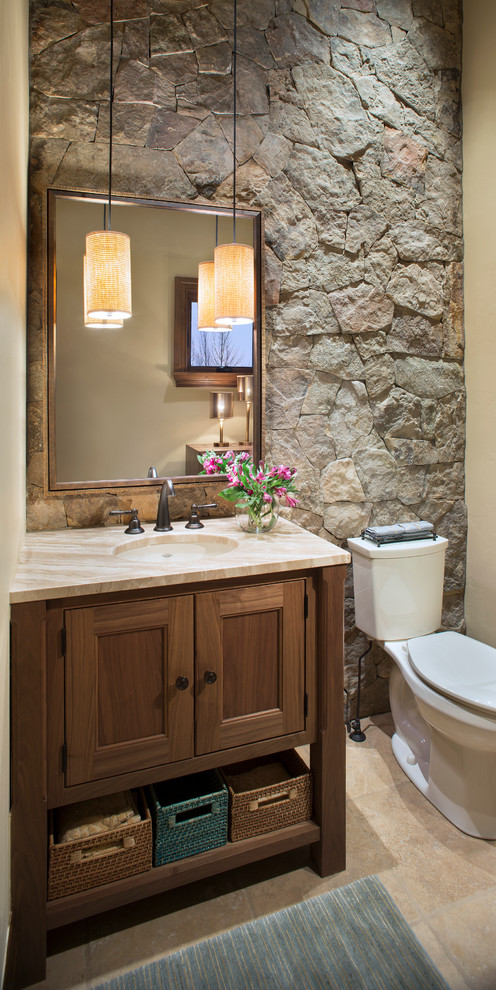 Idées déco pour une grande salle d'eau classique en bois brun avec un placard avec porte à panneau encastré, WC à poser, un carrelage beige, un mur multicolore et un plan de toilette en marbre.