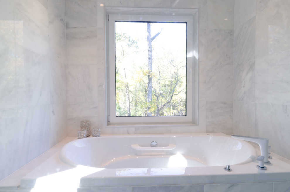 Immagine di una stanza da bagno padronale contemporanea con vasca da incasso, doccia ad angolo, piastrelle bianche, piastrelle in pietra, pareti bianche e pavimento in marmo