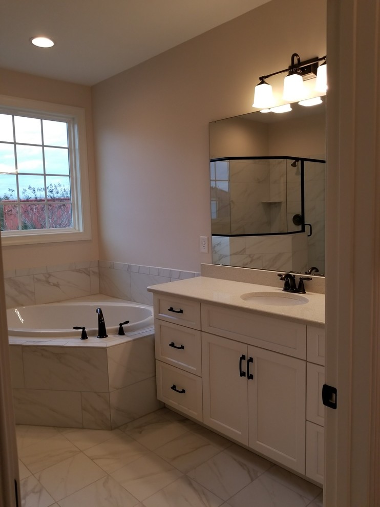 Imagen de cuarto de baño tradicional con bañera encastrada, baldosas y/o azulejos de cerámica, encimera de cuarcita y ducha con puerta con bisagras