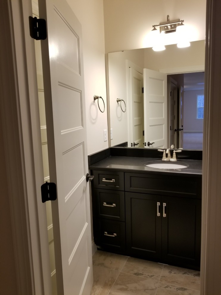 Immagine di una stanza da bagno chic con vasca da incasso, piastrelle in ceramica, top in quarzite e porta doccia a battente