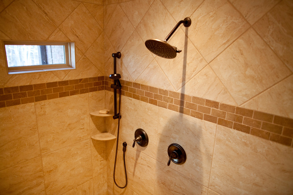 Exempel på ett stort en-suite badrum, med ett undermonterad handfat, möbel-liknande, skåp i ljust trä, granitbänkskiva, ett hörnbadkar, en hörndusch och beige kakel