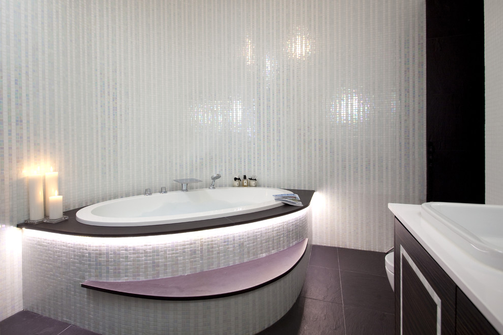 Bathroom - contemporary bathroom idea in London