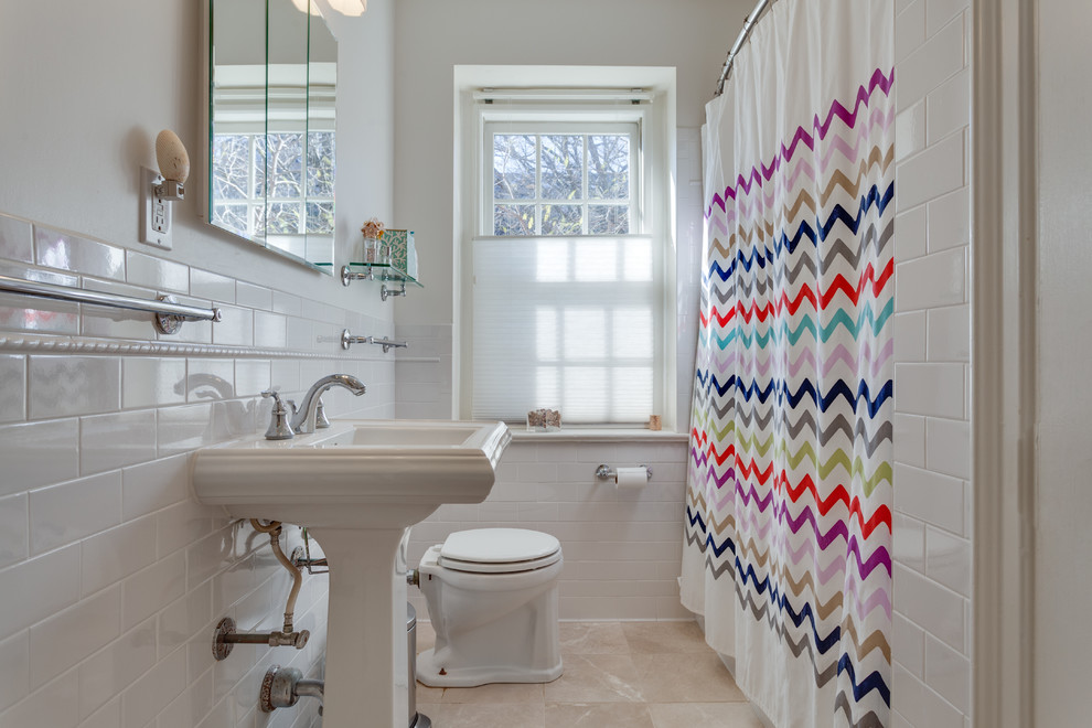 На фото: ванная комната в стиле неоклассика (современная классика) с раковиной с пьедесталом, душем в нише, белой плиткой, плиткой кабанчик и белыми стенами