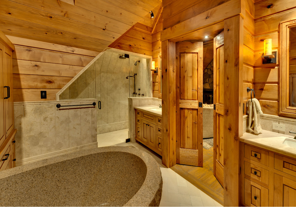 На фото: ванная комната в стиле рустика с отдельно стоящей ванной