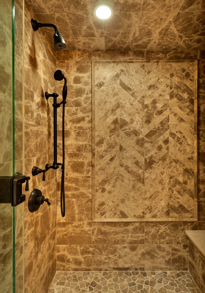 Exempel på ett mellanstort rustikt badrum med dusch, med beige kakel, stenkakel och klinkergolv i småsten
