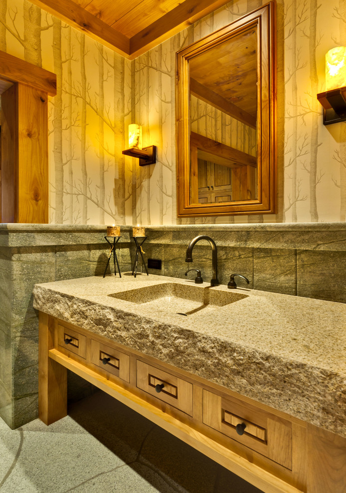 Стильный дизайн: ванная комната в стиле рустика с монолитной раковиной, фасадами цвета дерева среднего тона, серой плиткой и зеркалом с подсветкой - последний тренд