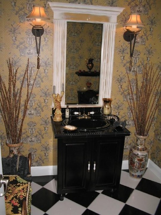 Modern inredning av ett badrum, med luckor med upphöjd panel, svarta skåp, svart kakel, keramikplattor, flerfärgade väggar, ett nedsänkt handfat och kaklad bänkskiva