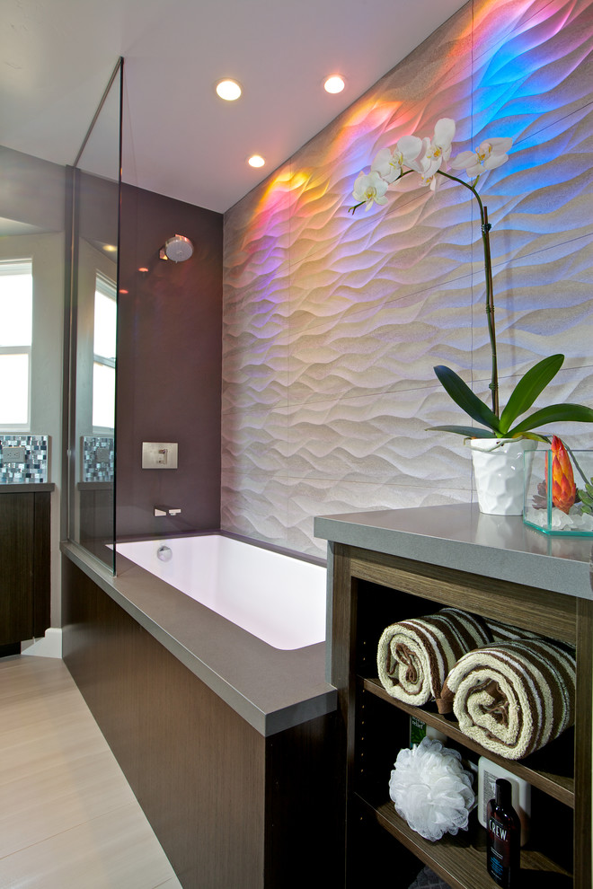 Inredning av ett modernt mellanstort en-suite badrum, med bänkskiva i akrylsten, släta luckor, skåp i mörkt trä, en kantlös dusch, flerfärgad kakel, mosaik, grå väggar, klinkergolv i porslin, ett undermonterad handfat, grått golv och dusch med gångjärnsdörr