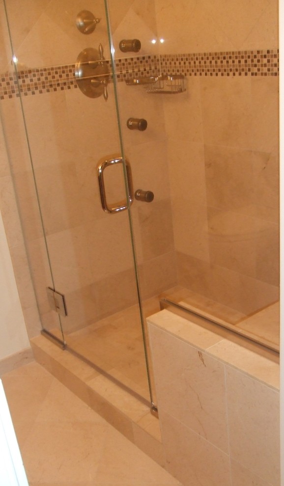 Idéer för ett mellanstort klassiskt en-suite badrum, med ett undermonterad handfat, luckor med profilerade fronter, skåp i mellenmörkt trä, marmorbänkskiva, en dusch i en alkov, en toalettstol med separat cisternkåpa, beige kakel, stenkakel, beige väggar och marmorgolv