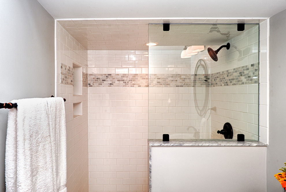 Ispirazione per una stanza da bagno con doccia classica con lavabo a colonna, doccia aperta, WC a due pezzi, piastrelle bianche, piastrelle in ceramica, pareti bianche e pavimento in marmo