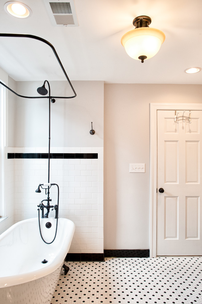 На фото: главная ванная комната в классическом стиле с врезной раковиной, фасадами с утопленной филенкой, черными фасадами, мраморной столешницей, ванной на ножках, душем над ванной, раздельным унитазом, белой плиткой, керамической плиткой, белыми стенами, полом из керамической плитки, белым полом и открытым душем с