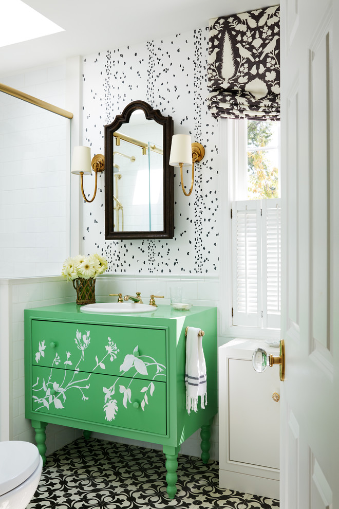 Foto på ett lantligt badrum, med en toalettstol med hel cisternkåpa, klinkergolv i keramik, med dusch som är öppen, gröna skåp, en dusch i en alkov, vit kakel, tunnelbanekakel, vita väggar, ett nedsänkt handfat, flerfärgat golv och släta luckor