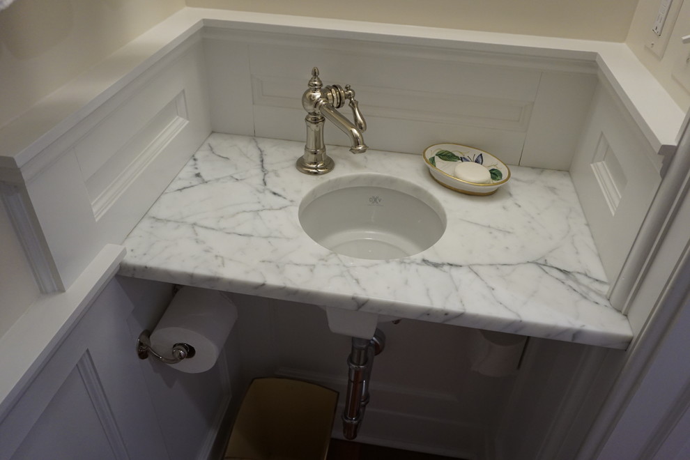Foto de cuarto de baño tradicional pequeño con suelo de madera en tonos medios, armarios abiertos, sanitario de dos piezas, paredes blancas, aseo y ducha, lavabo bajoencimera y encimera de mármol