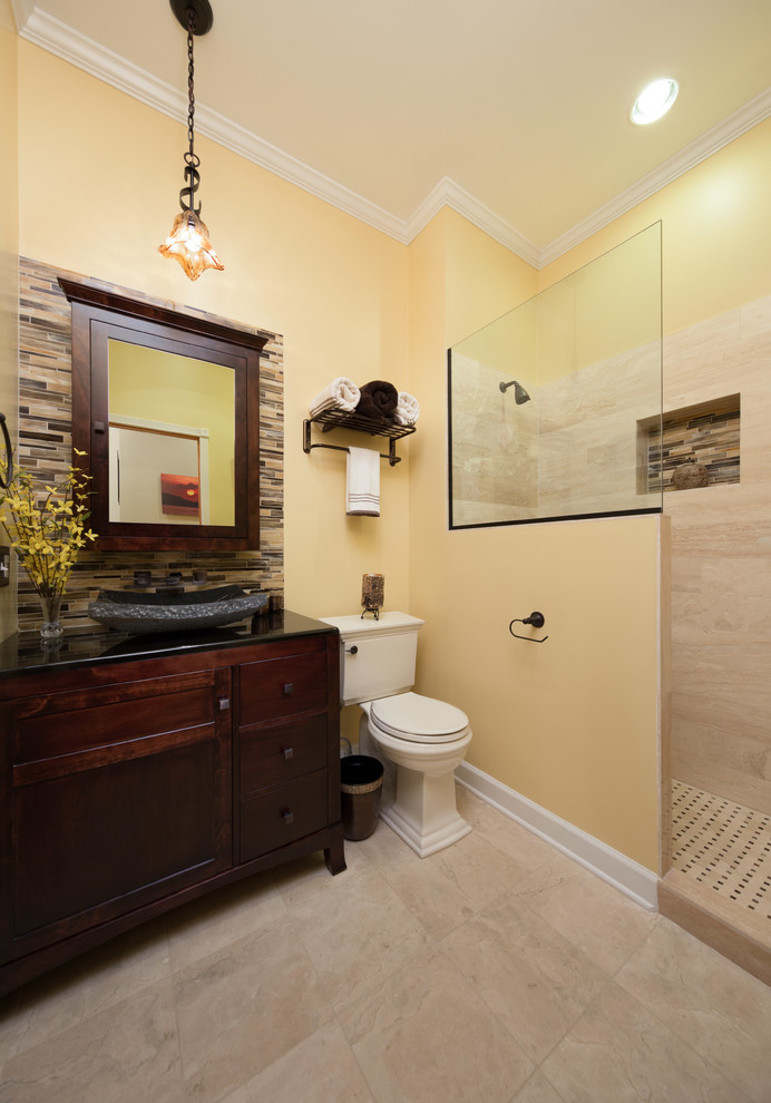 シカゴにあるお手頃価格の中くらいなトランジショナルスタイルのおしゃれなバスルーム (浴槽なし) (フラットパネル扉のキャビネット、濃色木目調キャビネット、アルコーブ型シャワー、分離型トイレ、ガラスタイル、黄色い壁、セラミックタイルの床、ベッセル式洗面器、御影石の洗面台、ベージュのタイル、茶色いタイル) の写真