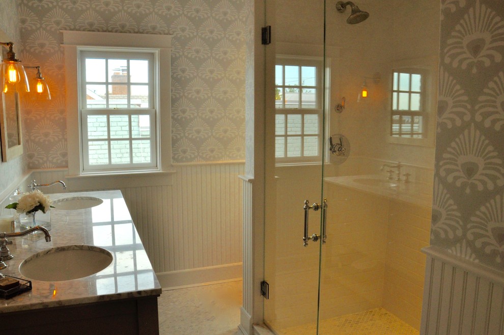 Пример оригинального дизайна: главная ванная комната среднего размера в классическом стиле с душем в нише, врезной раковиной, столешницей из гранита, белым полом и душем с распашными дверями