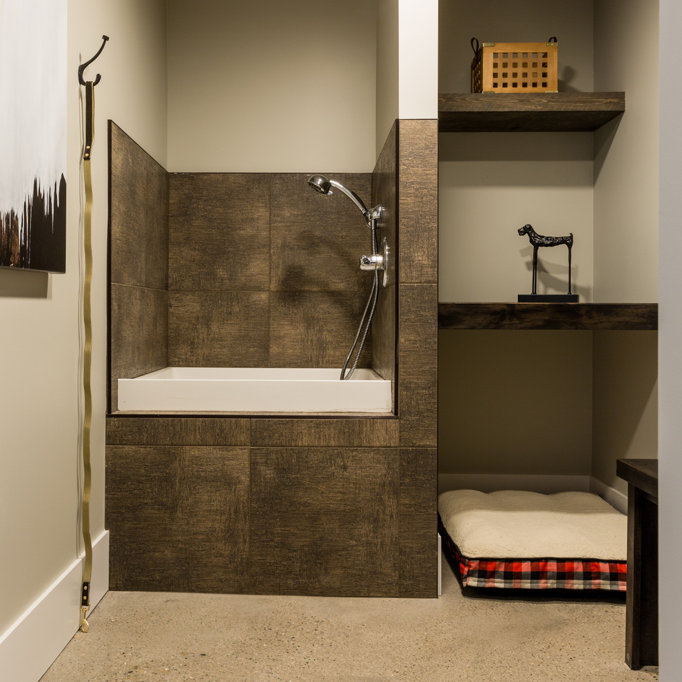 Imagen de cuarto de baño industrial de tamaño medio con ducha esquinera, sanitario de una pieza, paredes beige, suelo de madera clara, aseo y ducha y lavabo con pedestal
