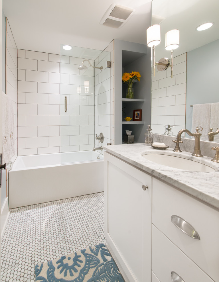 Идея дизайна: ванная комната в стиле неоклассика (современная классика) с врезной раковиной, фасадами в стиле шейкер, белыми фасадами, ванной в нише, душем над ванной, белой плиткой, серыми стенами и полом из мозаичной плитки