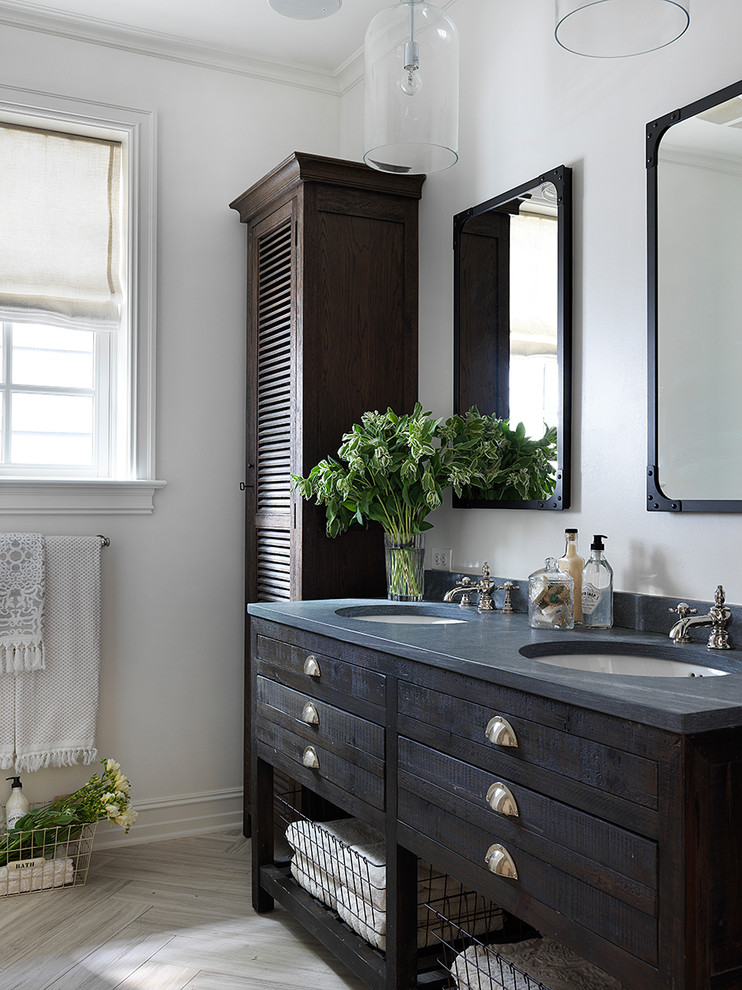 Стильный дизайн: главная ванная комната в классическом стиле с темными деревянными фасадами, белыми стенами, врезной раковиной, бежевым полом, серой столешницей и плоскими фасадами - последний тренд