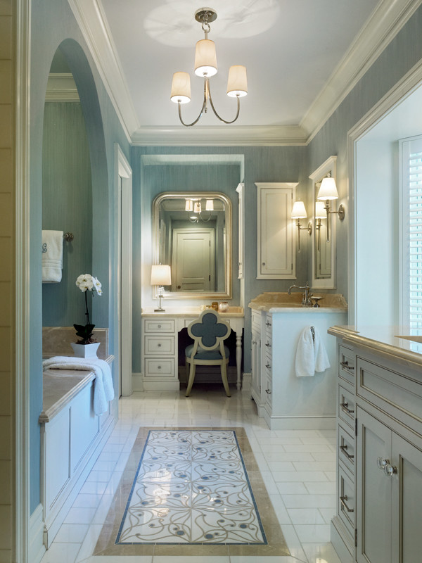 Свежая идея для дизайна: большая главная ванная комната в современном стиле с фасадами с утопленной филенкой, белыми фасадами, полновстраиваемой ванной, бежевой плиткой и синими стенами - отличное фото интерьера