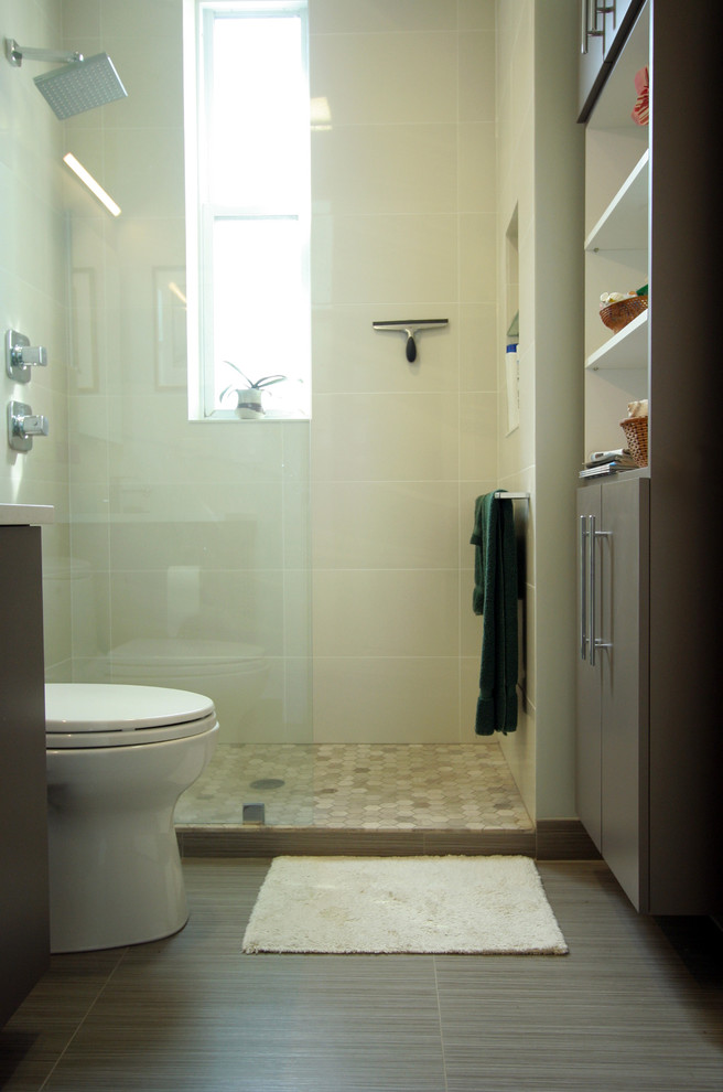 Ispirazione per una piccola stanza da bagno con doccia minimalista con ante lisce, ante marroni, top in quarzo composito, doccia alcova, piastrelle beige, piastrelle in ceramica e pareti beige