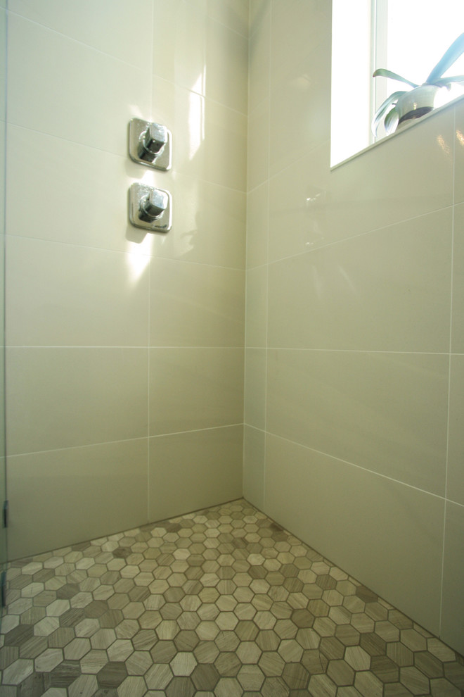 Kleines Modernes Duschbad mit Duschnische, beigen Fliesen und Keramikfliesen in Chicago