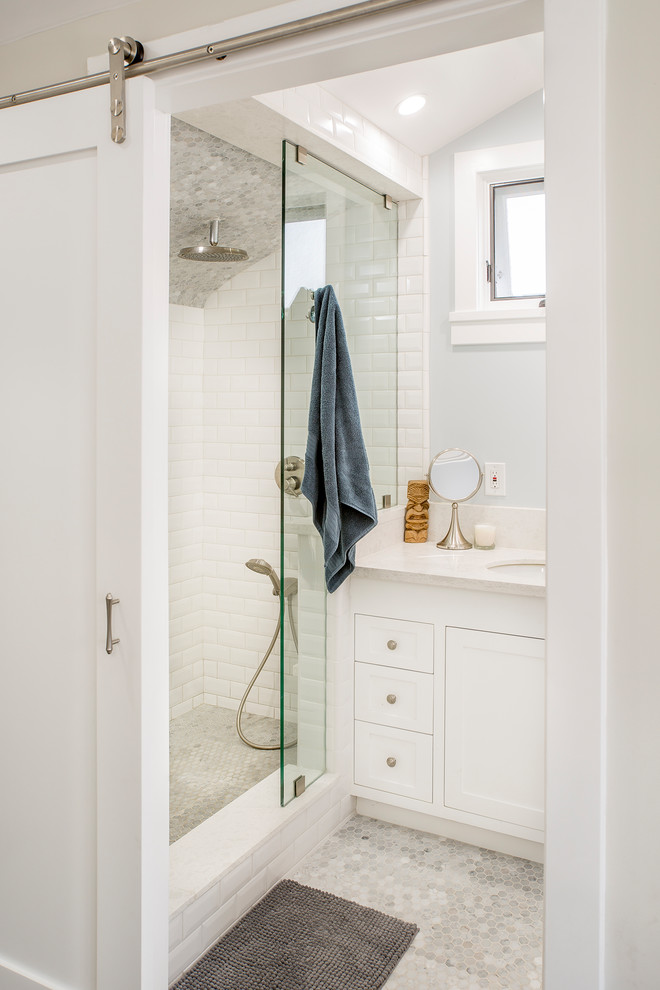 Inspiration för mellanstora klassiska vitt badrum med dusch, med skåp i shakerstil, vita skåp, grå väggar, ett undermonterad handfat, grått golv, en dusch i en alkov, vit kakel, tunnelbanekakel, marmorgolv, marmorbänkskiva och med dusch som är öppen