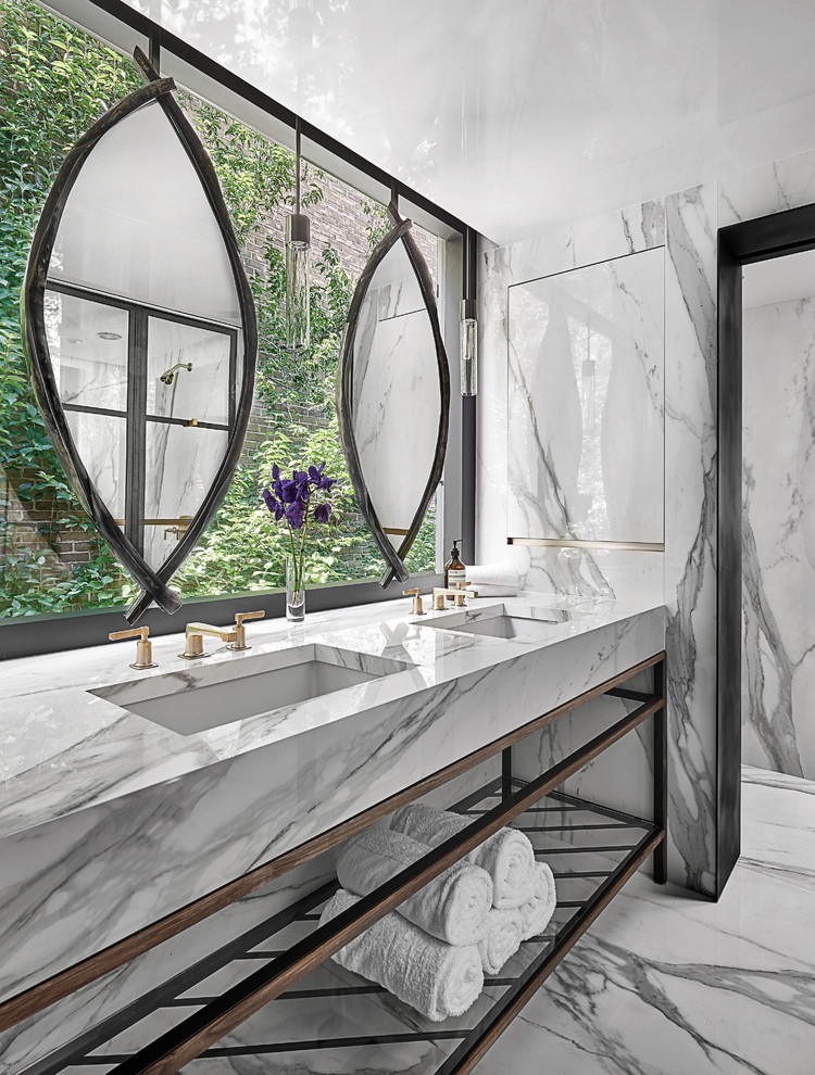 Пример оригинального дизайна: главная ванная комната в современном стиле с мраморной столешницей, врезной раковиной и белым полом