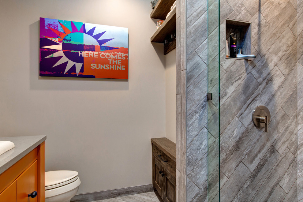 Свежая идея для дизайна: ванная комната в стиле рустика с плоскими фасадами, оранжевыми фасадами, столешницей из кварцита, душем в нише, керамической плиткой и полом из керамической плитки - отличное фото интерьера