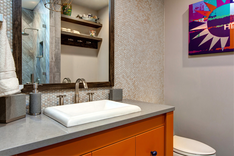 Cette image montre une douche en alcôve chalet avec un plan de toilette en quartz.