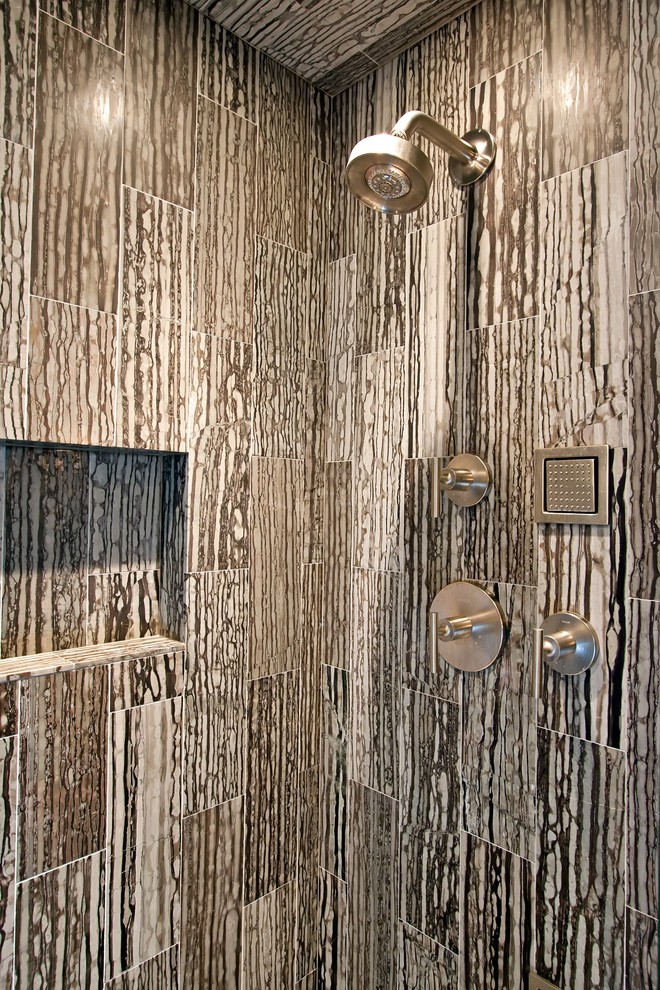 Idee per una stanza da bagno padronale minimalista di medie dimensioni con ante in stile shaker, doccia ad angolo, piastrelle multicolore e piastrelle in pietra