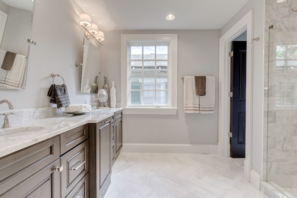 Idéer för ett stort klassiskt en-suite badrum, med luckor med upphöjd panel, grå skåp, en dusch i en alkov, vit kakel, stenkakel, grå väggar, marmorgolv, ett undermonterad handfat och marmorbänkskiva