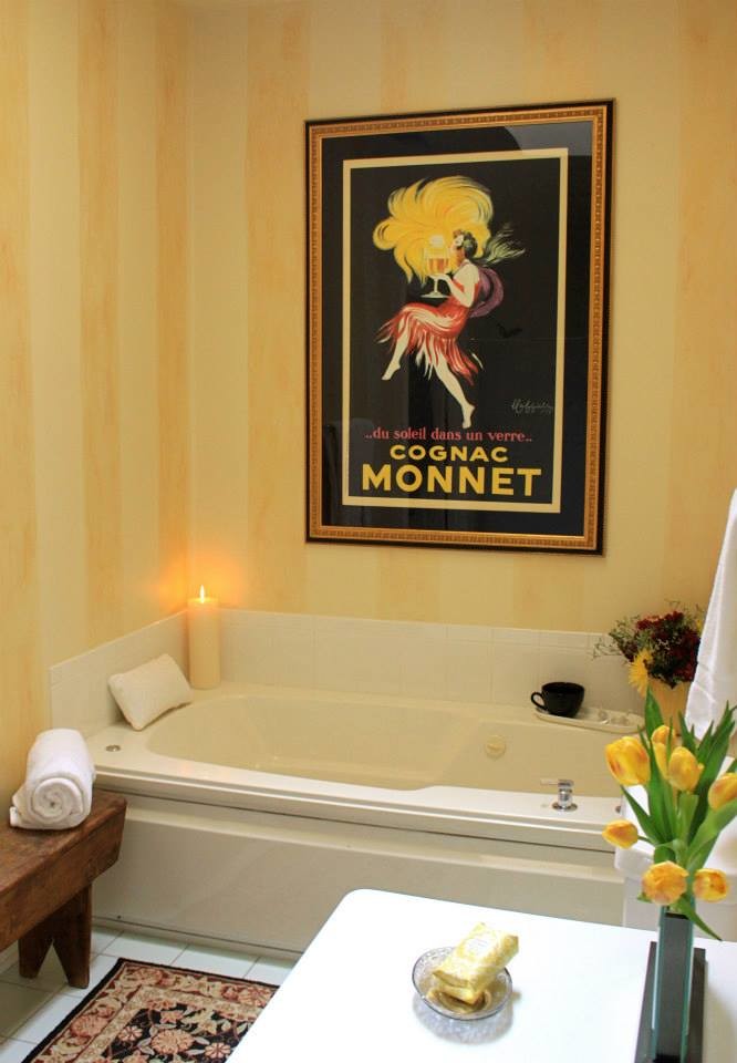 Свежая идея для дизайна: главная ванная комната среднего размера в классическом стиле с накладной раковиной, фасадами в стиле шейкер, белыми фасадами, столешницей из искусственного кварца, накладной ванной, двойным душем, раздельным унитазом, белой плиткой, керамической плиткой, желтыми стенами и полом из керамической плитки - отличное фото интерьера