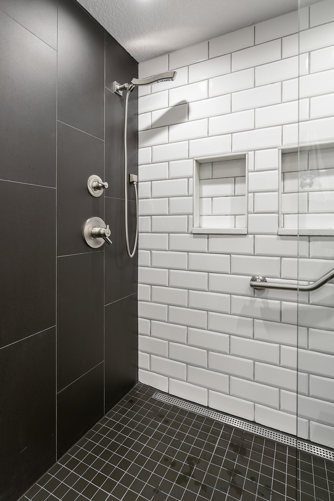 На фото: маленькая главная ванная комната в стиле модернизм с плоскими фасадами, белыми фасадами, душем в нише, инсталляцией, черно-белой плиткой, керамогранитной плиткой, бежевыми стенами, полом из керамогранита, врезной раковиной, столешницей из искусственного кварца, черным полом, душем с распашными дверями и черной столешницей для на участке и в саду