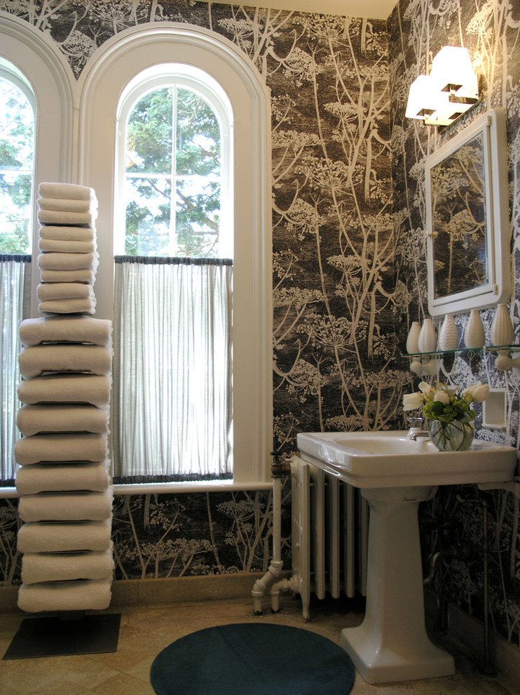 Mittelgroßes Modernes Badezimmer En Suite mit Wandtoilette mit Spülkasten, beigen Fliesen, Keramikfliesen, bunten Wänden, Travertin, integriertem Waschbecken und beigem Boden in New York
